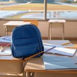 Mesa com materiais escolares em loja de Brasília, representando créditos para alunos do GDF.