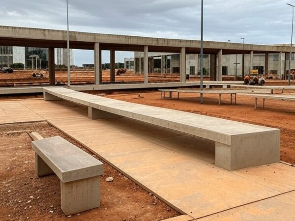 Praça Modelo do Guará em Brasília avançando após atrasos, com críticas à efetividade, em foto realista de construção urbana.