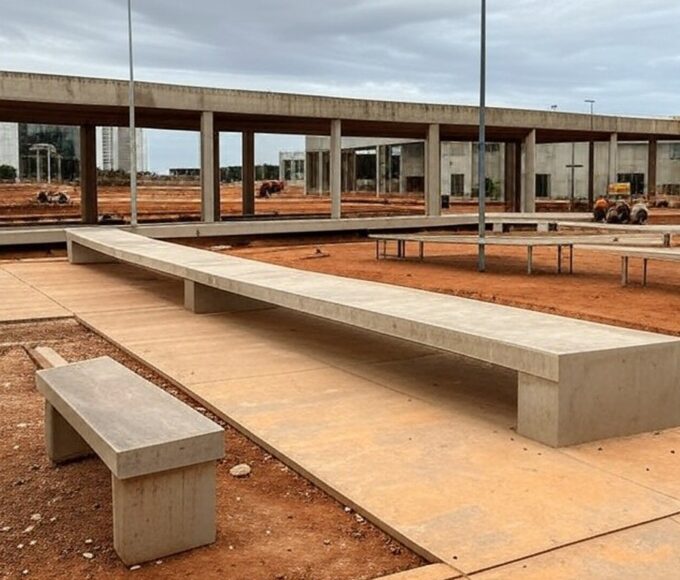 Praça Modelo do Guará em Brasília avançando após atrasos, com críticas à efetividade, em foto realista de construção urbana.