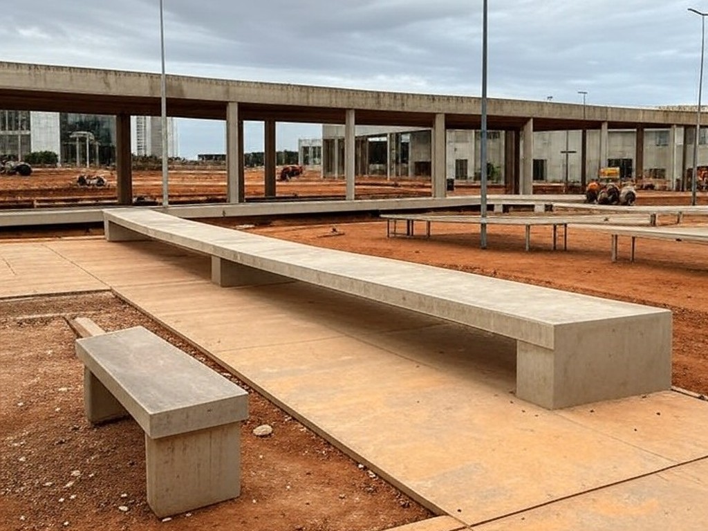 Praça Modelo do Guará em Brasília avançando após atrasos, com críticas à efetividade, em foto realista de construção urbana.