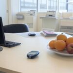 Sala de consulta no HUB com medidor de glicose e frutas para programa de prevenção à diabetes Proven-dia.