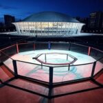 Arena de MMA em Brasília com octógono vazio, representando evento da LFA apoiado por Ibaneis Rocha para 2026.