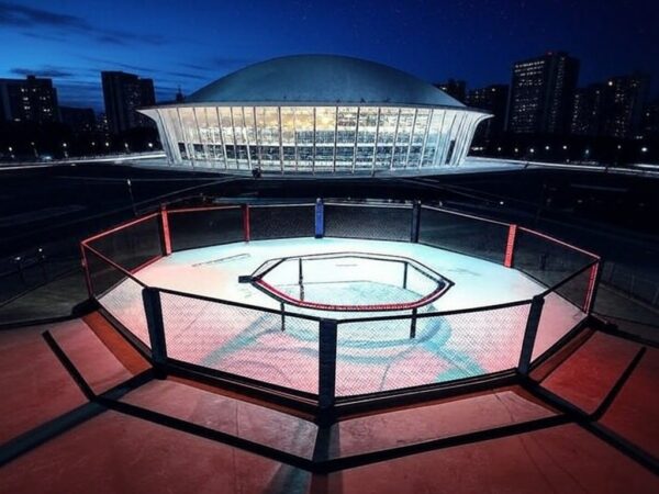 Arena de MMA em Brasília com octógono vazio, representando evento da LFA apoiado por Ibaneis Rocha para 2026.