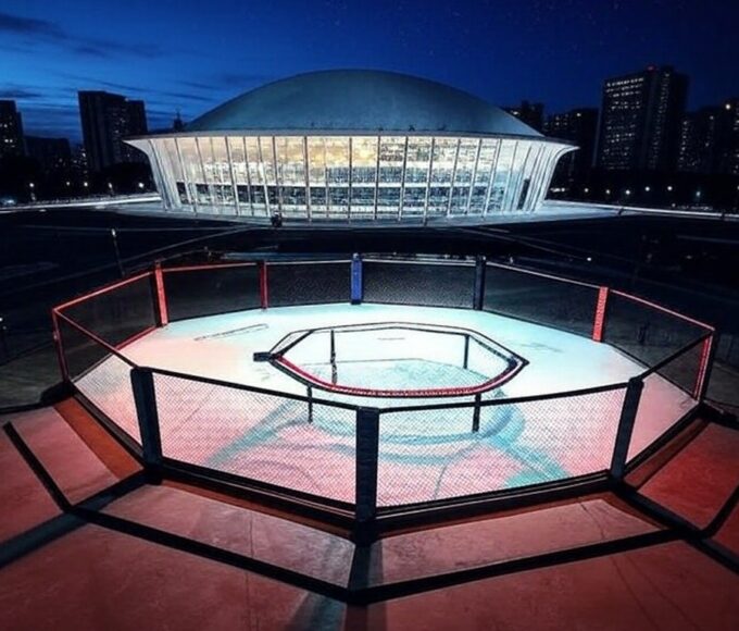 Arena de MMA em Brasília com octógono vazio, representando evento da LFA apoiado por Ibaneis Rocha para 2026.