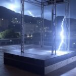 Estrutura metálica atingida por raio em ato político em Belo Horizonte, com céu tempestuoso e marcas de impacto, causando pânico.