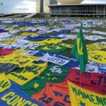 Manifestação em Brasília com tempestade e raios ao fundo, Esplanada dos Ministérios e Congresso Nacional.