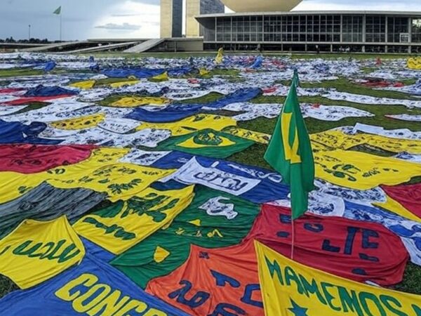 Manifestação em Brasília com tempestade e raios ao fundo, Esplanada dos Ministérios e Congresso Nacional.