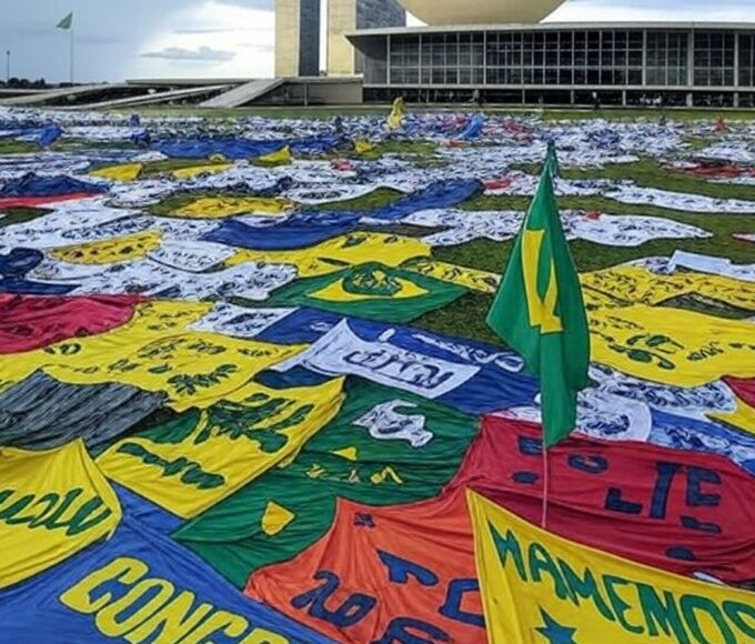 Manifestação em Brasília com tempestade e raios ao fundo, Esplanada dos Ministérios e Congresso Nacional.
