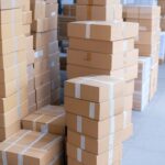 Pilhas de mercadorias apreendidas por auditores no DF contra sonegação de ICMS, em armazém brasiliense.