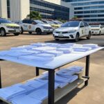 Viaturas da Polícia Civil do DF em operação no Detran de Brasília contra fraudes em transferências de veículos.