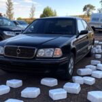 Viaturas da Polícia Federal e carro funerário com pacotes de cocaína apreendida em estrada de Luziânia, Goiás.