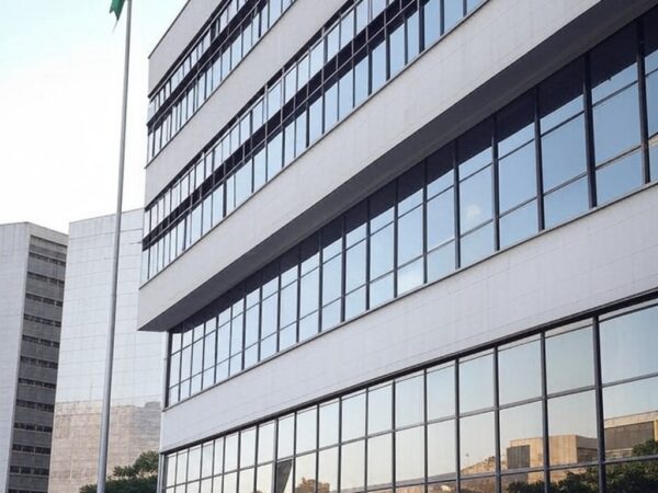 Fachada da sede da Polícia Federal em Brasília, simbolizando retorno após cassação de mandato.