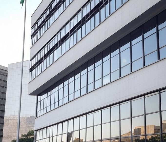 Fachada da sede da Polícia Federal em Brasília, simbolizando retorno após cassação de mandato.