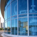 Hospital em Brasília representando exames para cirurgia de catarata, com arquitetura da capital ao fundo.