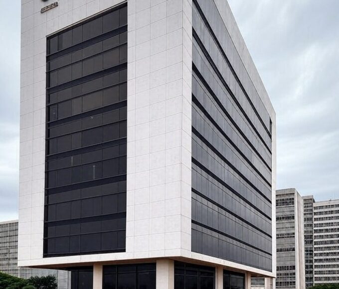 Mural de avisos em prédio público de Brasília com papéis de concurso, representando incertezas em resultados provisórios da Caesb.