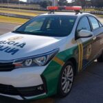 Viatura da Polícia Civil brasileira em autódromo vazio, representando prisão de piloto por agressão.