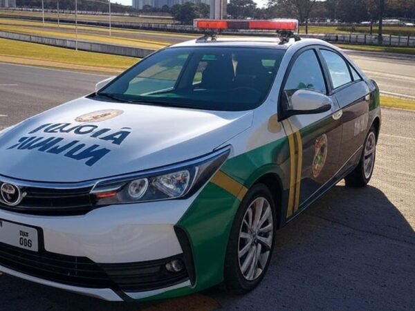 Viatura da Polícia Civil brasileira em autódromo vazio, representando prisão de piloto por agressão.