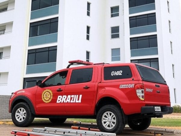 Prédio residencial em Águas Claras com viatura dos bombeiros em cena de socorro após queda de janela.