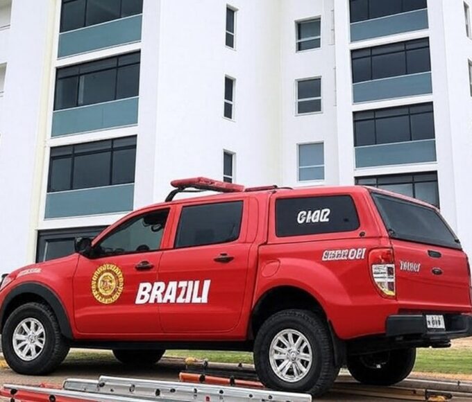 Prédio residencial em Águas Claras com viatura dos bombeiros em cena de socorro após queda de janela.