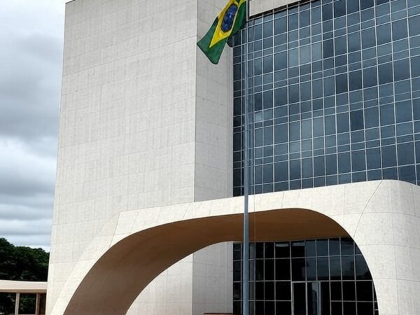 Edifício do Tribunal de Justiça em Brasília com bandeira a meio mastro em sinal de luto pela morte de desembargador.