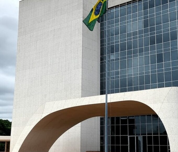 Edifício do Tribunal de Justiça em Brasília com bandeira a meio mastro em sinal de luto pela morte de desembargador.