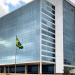 Edifício do TJDFT em Brasília com bandeira a meio mastro, simbolizando luto pela morte do desembargador Maurício Miranda.