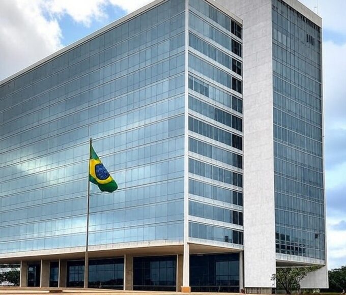 Edifício do TJDFT em Brasília com bandeira a meio mastro, simbolizando luto pela morte do desembargador Maurício Miranda.
