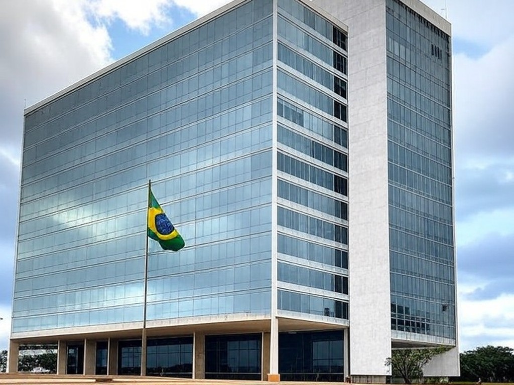 Edifício do TJDFT em Brasília com bandeira a meio mastro, simbolizando luto pela morte do desembargador Maurício Miranda.
