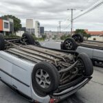Cena de capotagens em Águas Claras e Sobradinho no DF, com veículos danificados em estradas urbanas.