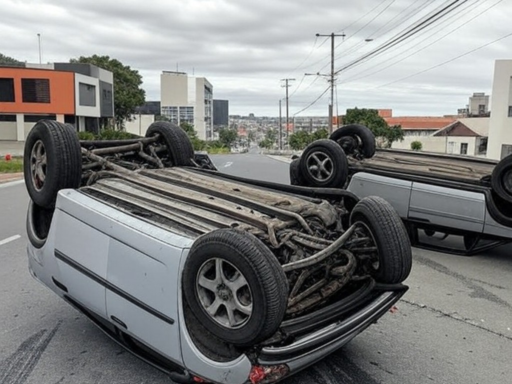 Cena de capotagens em Águas Claras e Sobradinho no DF, com veículos danificados em estradas urbanas.