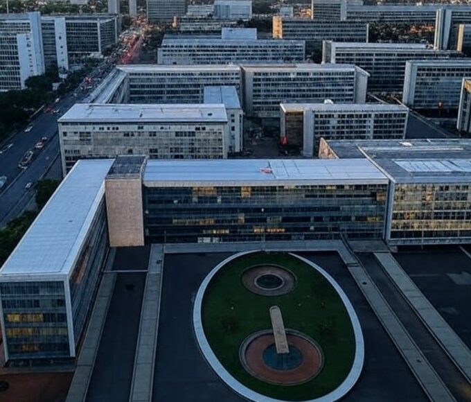 Vista panorâmica da Esplanada dos Ministérios em Brasília, representando vagas de emprego no Distrito Federal com salários até R$ 2 mil.