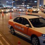 Operação surpresa do Detran-DF em avenida de Brasília com viaturas e cones, fiscalizando motoristas alcoolizados e colisões no Distrito Federal.