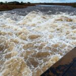 Reservatório do Descoberto transbordando, destacando falhas no abastecimento hídrico do DF.