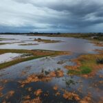 Reservatório do Descoberto transbordando devido a chuvas intensas, gerando temores de inundações no DF.