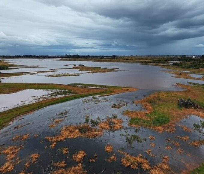 Reservatório do Descoberto transbordando devido a chuvas intensas, gerando temores de inundações no DF.
