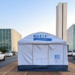 Tenda de atendimento humanizado do GDF em rua de Brasília, auxiliando pessoas em situação de rua no DF.