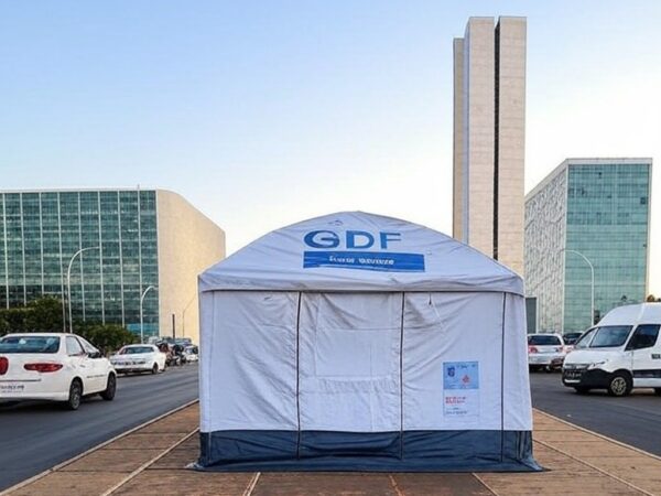 Tenda de atendimento humanizado do GDF em rua de Brasília, auxiliando pessoas em situação de rua no DF.