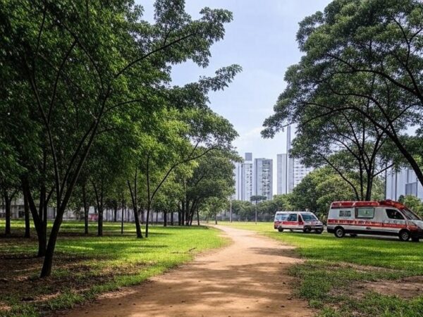 Trilha de caminhada vazia em parque de Águas Claras com ambulância, ilustrando parada cardiorrespiratória durante caminhada.