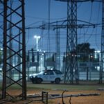 Subestação elétrica em Brasília com cabos e viatura da Polícia Militar do DF, representando tentativa de furto.