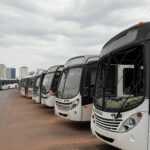Ônibus urbanos vandalizados em garagem no Distrito Federal, com danos como vidros quebrados e pichações.