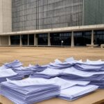 Edifício da Caesb em Brasília com elementos de burocracia e falhas em saneamento, destacando ampliação de horários no DF.