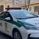 Viatura da polícia em frente a igreja evangélica no Brasil, representando prisão por suspeita de abuso sexual de menores.