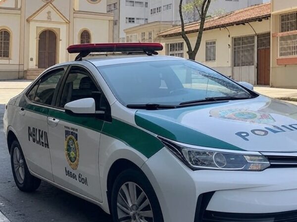 Viatura da polícia em frente a igreja evangélica no Brasil, representando prisão por suspeita de abuso sexual de menores.