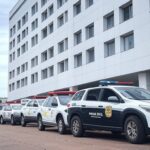 Hospital em Brasília com viaturas da Polícia Civil investigando caso de injeção de desinfetante por técnicos de enfermagem.