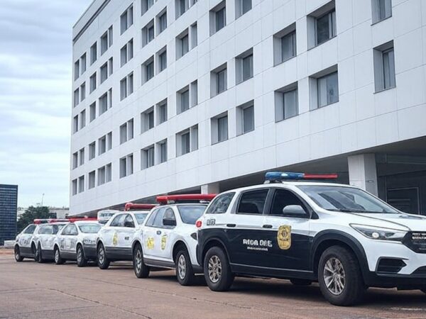 Hospital em Brasília com viaturas da Polícia Civil investigando caso de injeção de desinfetante por técnicos de enfermagem.