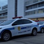 Viatura da Polícia Civil de Goiás em frente a hospital, representando prisões por mortes intencionais em unidade de saúde.