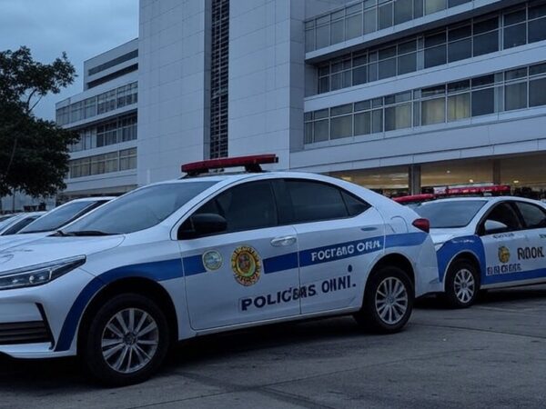 Viatura da Polícia Civil de Goiás em frente a hospital, representando prisões por mortes intencionais em unidade de saúde.