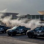 Cena de ação policial em Brasília com viaturas da PMDF e spray de pimenta, representando incidente com deputado.