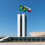 Vista da sede do GDF em Brasília com elementos financeiros representando empréstimo de R$ 6,6 bilhões e capitalização do BRB.