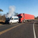 Colisão entre van e carreta na BR-020 em Goiás, com veículos danificados e destroços na rodovia.